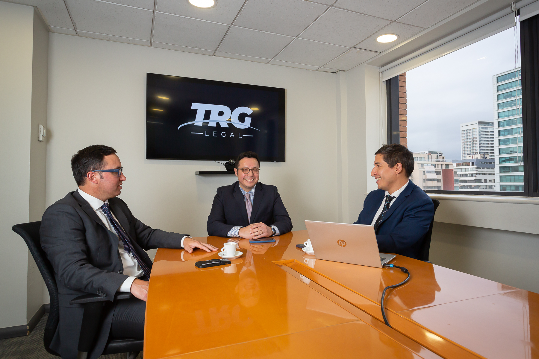 Equipo de TRG Legal reunido en sus oficinas